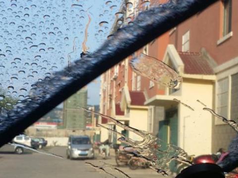 雨刮器“刮不干净，还有异响”？维修工教你一招，不用再去4s店