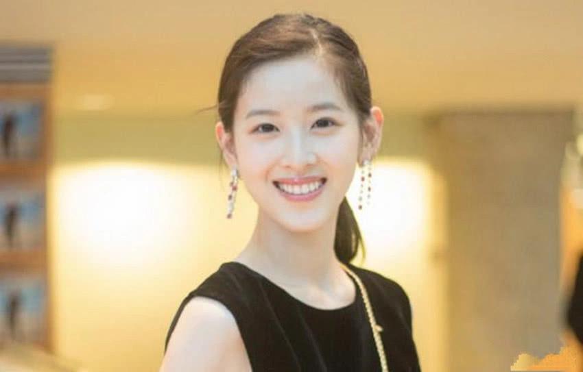 章泽天妈妈照片曝光，看清正脸后网友不淡定了