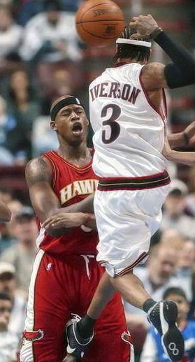 NBA球星最想删掉的照片！巴克利亲驴屁股 詹姆斯抠鼻子