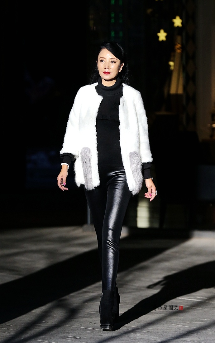 街拍:喜欢亮皮皮裤的美女