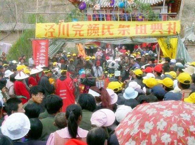 这个小山村很特殊，全村都是守墓人的后代，还保留着“三大禁忌”
