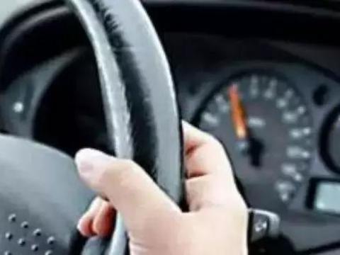 新司机4个开车姿势 一看就知道刚拿驾照