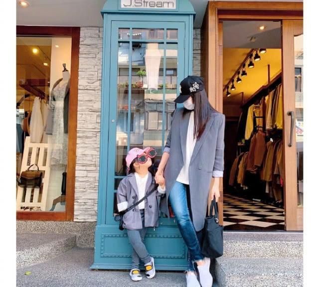 伊能静与女儿逛街打扮时尚感十足