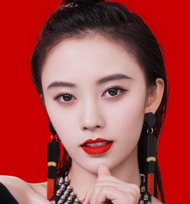 终于知道为何鞠婧祎一直只化淡妆，当看到她浓妆照：这谁顶得住