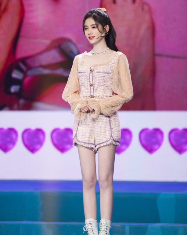 终于知道为何鞠婧祎一直只化淡妆，当看到她浓妆照：这谁顶得住