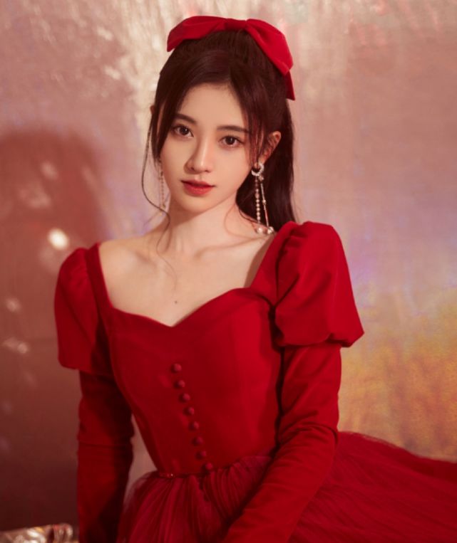 终于知道为何鞠婧祎一直只化淡妆，当看到她浓妆照：这谁顶得住