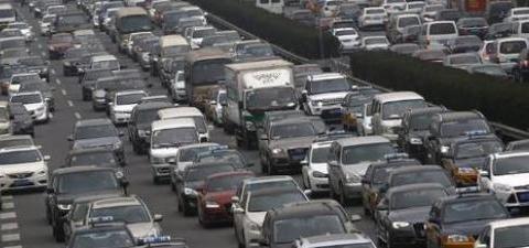 骑电动车载人被罚，车主疑惑：那后座难道不是设计给人座的吗？