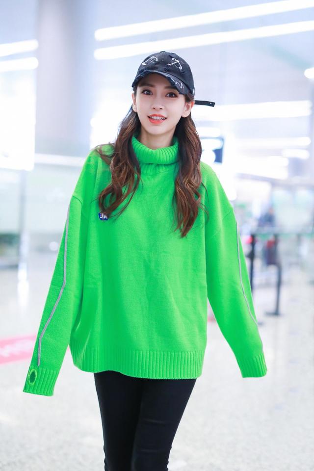 angelababy绿色衣服,angelababy代言的衣服 都说荧光绿造型难驾驭,angelababy和杨幂却很任性