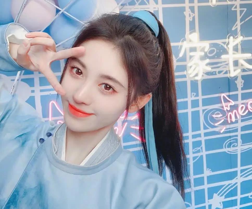 鞠婧祎小兔子造型,一双大长腿"自带丝袜"效果