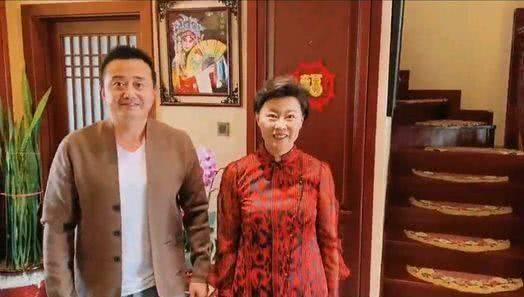 《乡村爱情12》中的帅哥,娶小2岁实力演员,如今48岁成