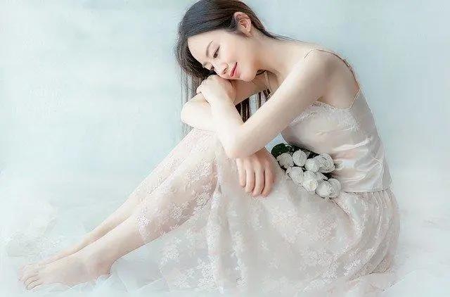 不开心的说说爱情句子：一个人久了，面对任何事情，清醒且识趣