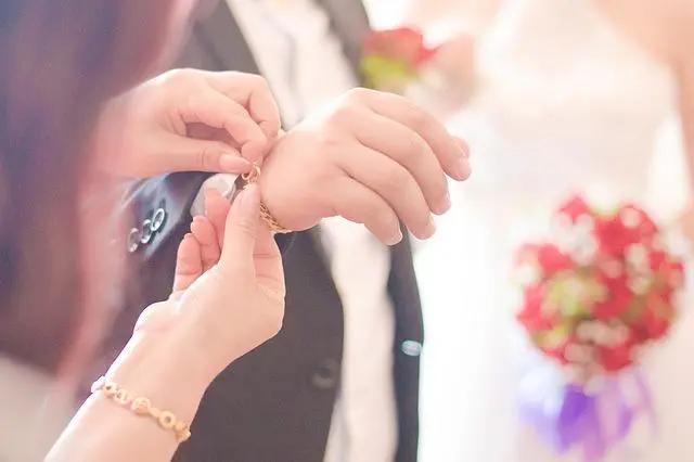 不开心的说说爱情句子：一个人久了，面对任何事情，清醒且识趣