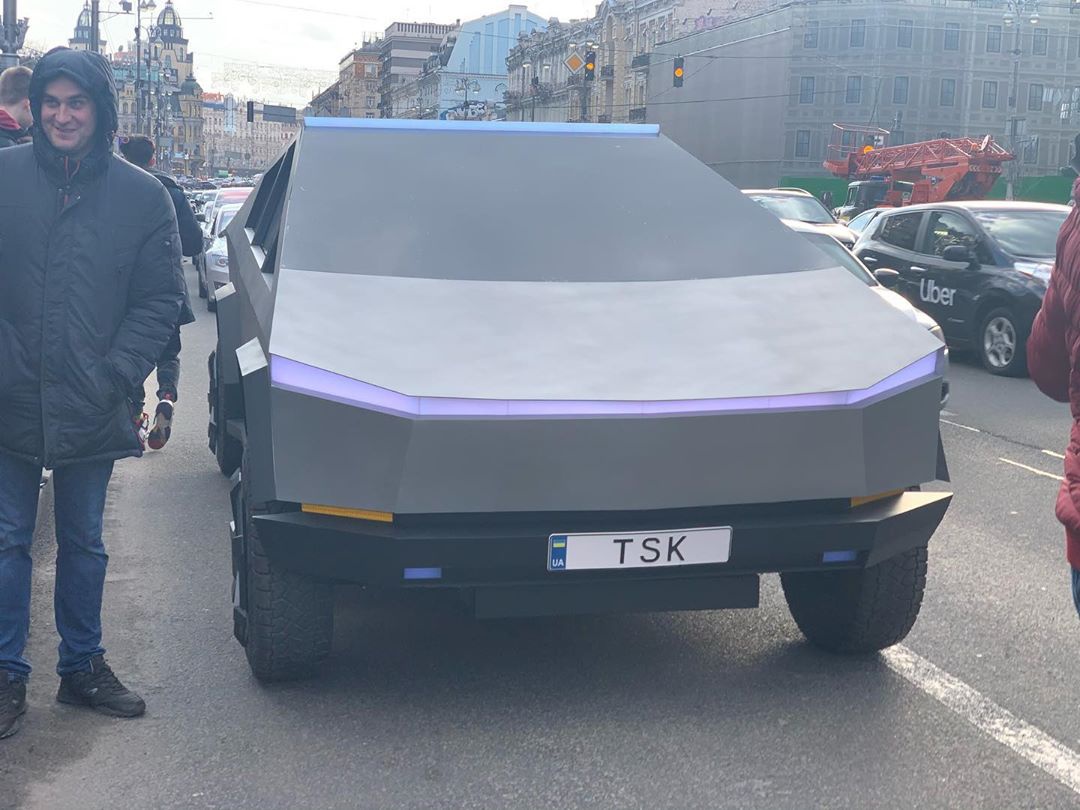 简洁大气的造型 特斯拉cybertruck皮卡海外实车街拍