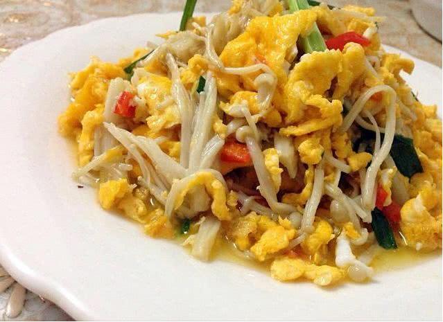 美食：金针菇炒鸡蛋，土豆片炒鸡胗，果醋宫保虾