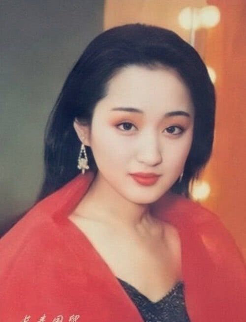 杨钰莹旧照曝光模样青涩 笑容甜美略带婴儿肥