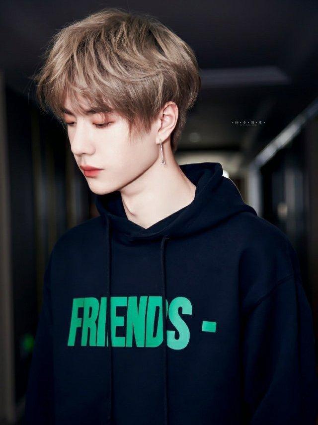 王一博的各种发色都很惊艳唯一一个画眼影不娘的男人