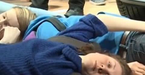 环保分子躺地上装死大闹比利时车展，警方直接动手抓捕185人