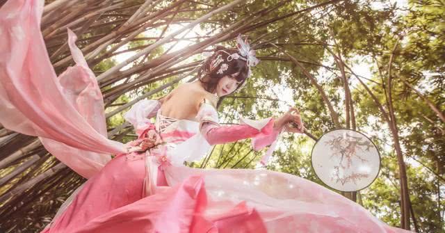 腐团儿COS王者荣耀甄姬，完美还原游园惊梦，比原画还漂亮！