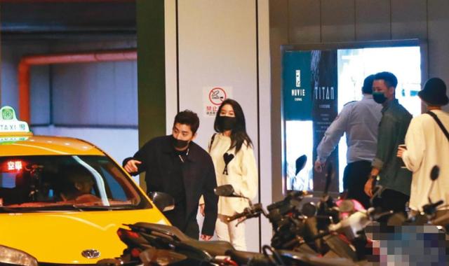 王大陆正牌女友曝光！深夜同看电影并主动开车门，林允早就知情？