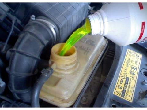 新车防冻液能用几年？修车工：记好这个时间，别等爆缸才后悔