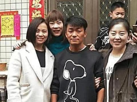 王宝强母亲去世后，老家豪宅如此荒废，大门被人无情涂4字