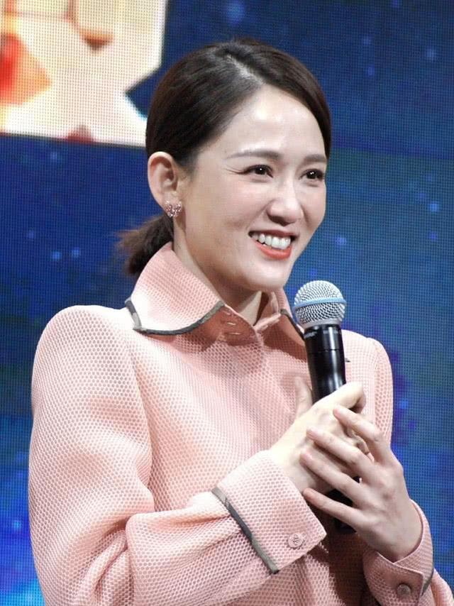 陈乔恩将头发扎起来,做成斜偏分发型蛮有少女气息的
