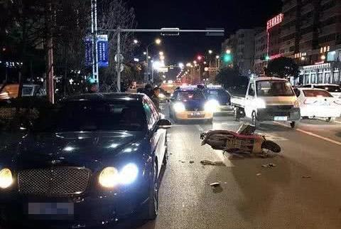 电动车酒驾撞宾利，掏出1000块钱私了，交警来后差点破产