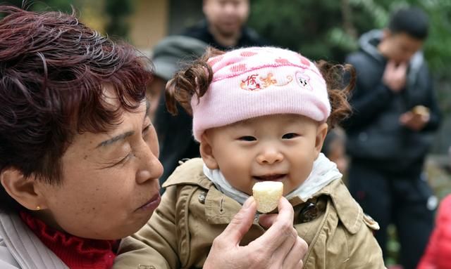 爷爷奶奶是不是真疼孩子,从这4点上看就知道了,别管嘴