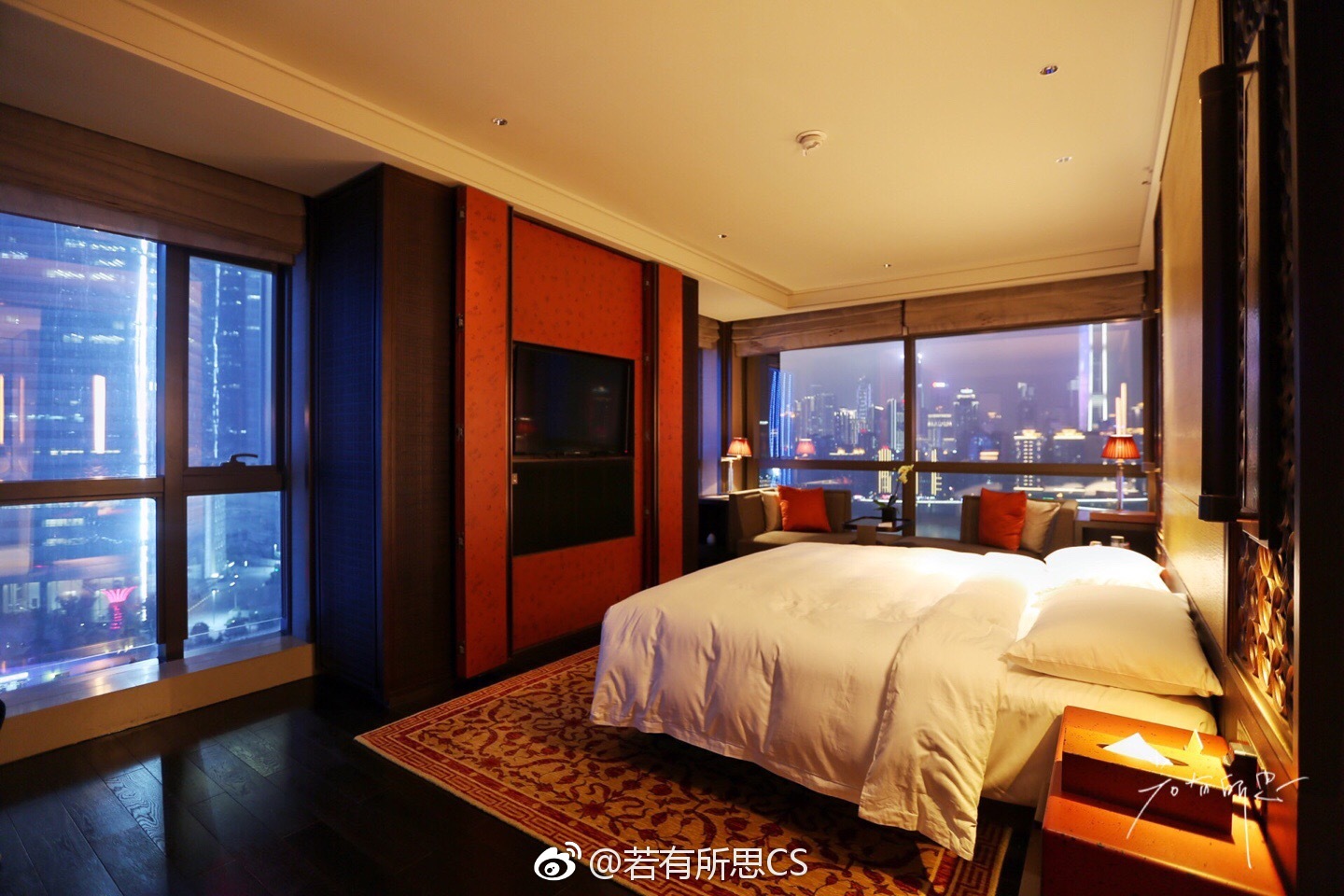 在重庆丽晶酒店7楼的两江吧赏夜景;在酒店房间的浴缸里赏夜景;从