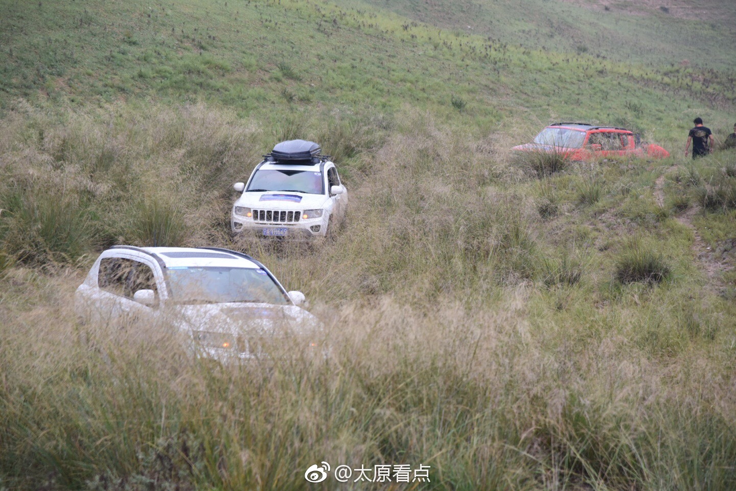 这是一支穿梭于沙漠和草原的吉普车队，一句“我无需证明什么”