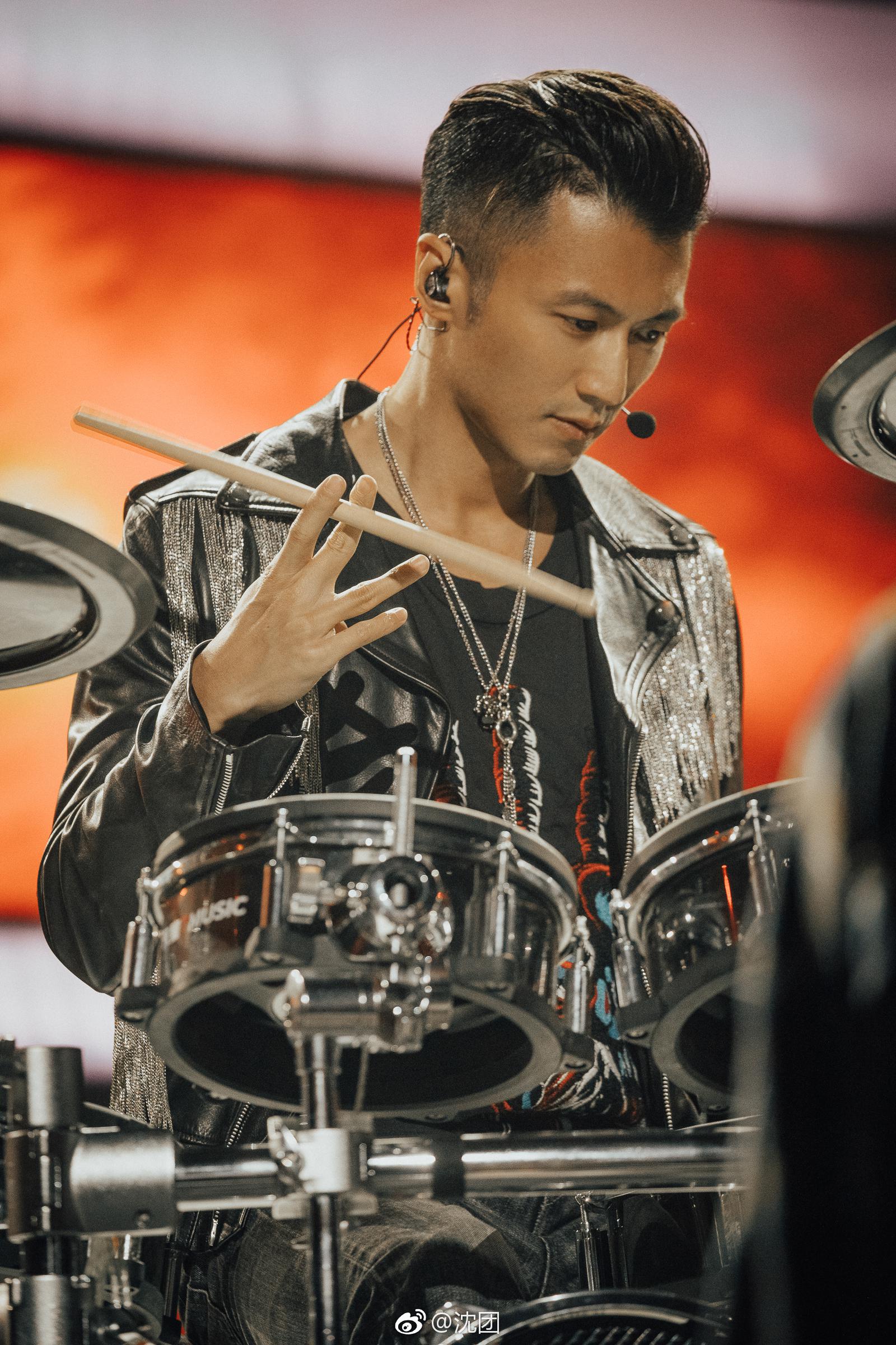 歌手谢霆锋回归了!!!真的太帅了!!谢霆锋当年的音乐成绩