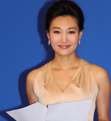 她是央视著名主持人,戴假发主持节目12年,摘下