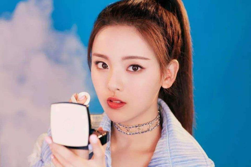 杨超越出道前写真被曝,性感身材太好看,王思聪的态度耐人寻味!