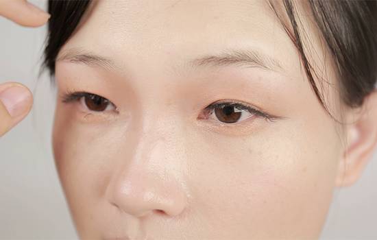 新手化妆教程视频淡妆,化妆师教你瞬间变脸!