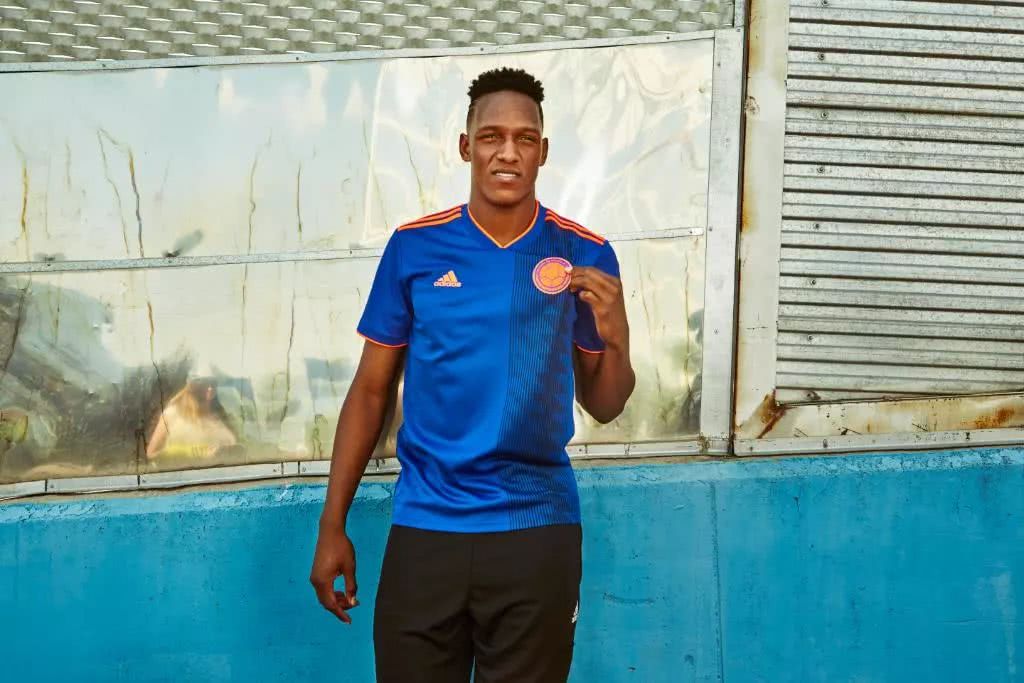 世界杯史上最好看球衣出炉!梅西、厄齐尔试穿