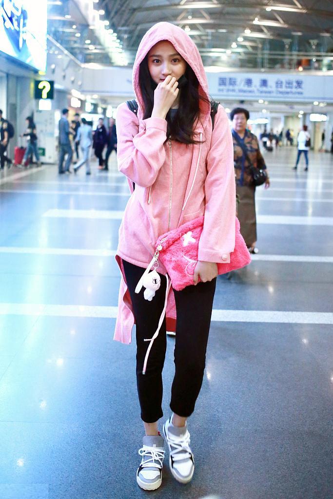 关晓彤粉色卫衣配黑色长裤现身机场 网友:这次