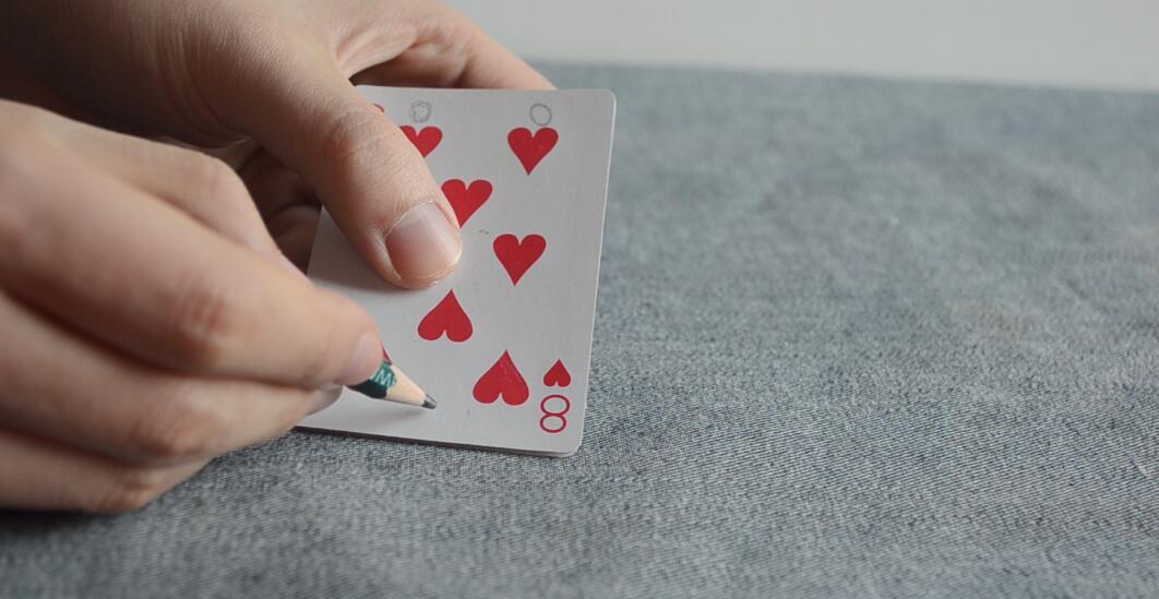 玩旧的扑克牌别扔了, 简单剪几刀, 改造成耳机收