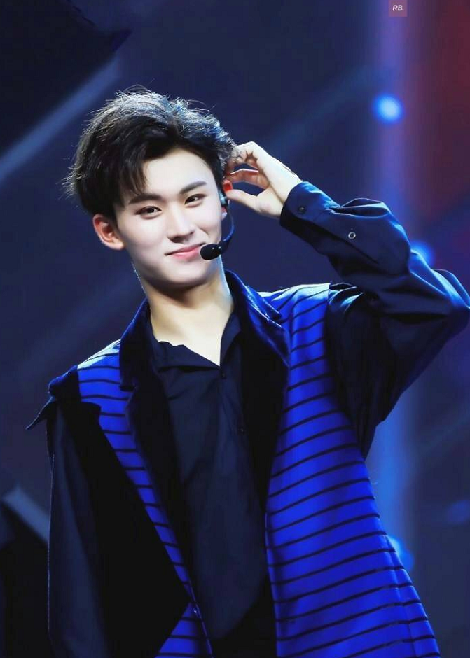 偶像练习生郑锐彬未能成功出道但人气超旺 机场收礼物收到手软