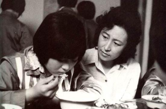 1985年电影《少年犯》黑白剧照 一部电影看哭一代人