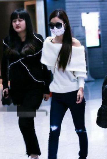 宋茜和赵丽颖穿破洞裤比拼, 两人差距十万八千