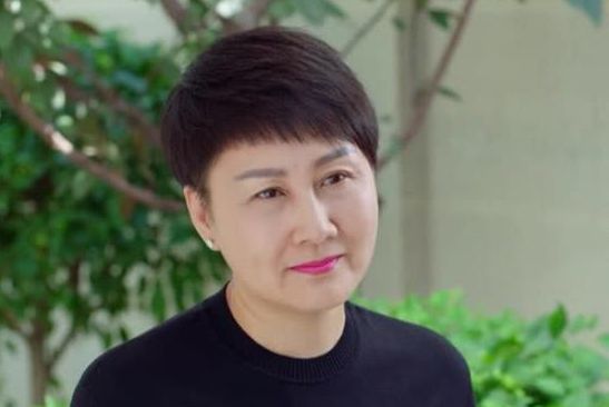56岁张凯丽近照:双料视后容颜不老,丈夫是富商女儿两次考大学