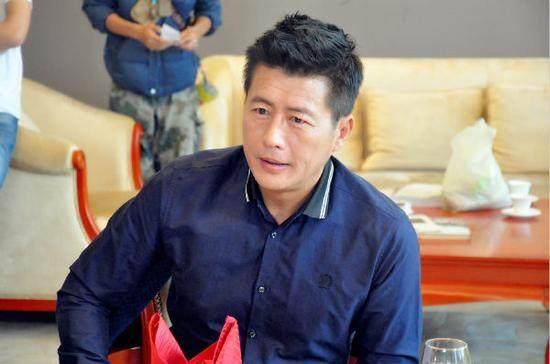 30岁毕业，今54岁娶小16岁身价过亿妻子，网友：和江珊差距太大