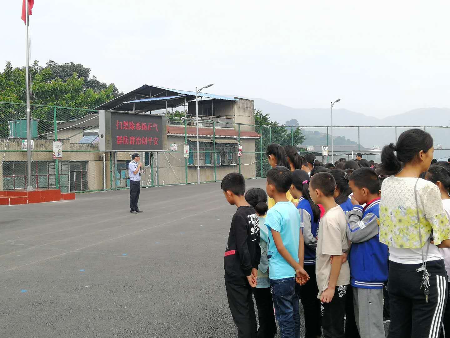 扫黑除恶进行时|开展防校园欺凌安全教育宣传