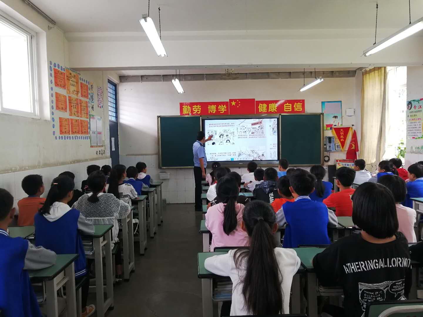 扫黑除恶进行时|开展防校园欺凌安全教育宣传