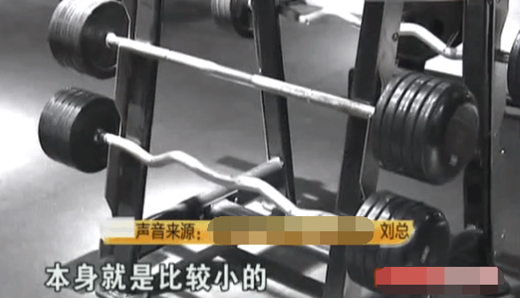 男子在健身房体验私教课,没多久腿已经伸不直
