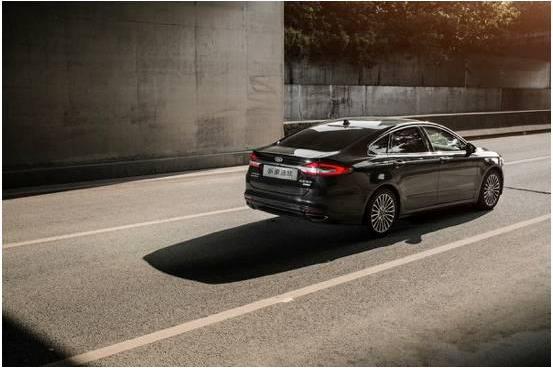 蒙迪欧被福特送上山苦练内功后 变得好开到要爆炸了！