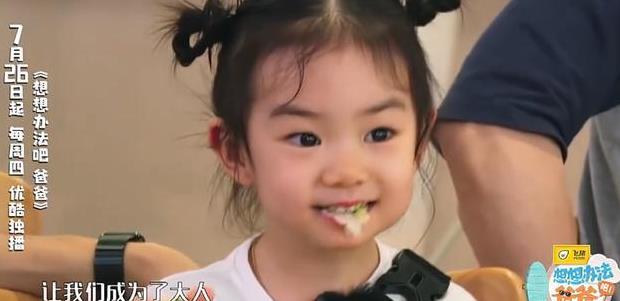 修杰楷日常晒娃被咘咘波妞叫醒，张大嘴的咘咘好可爱，波妞长大了