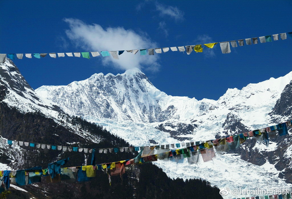 明永冰川位於梅里雪山主峰卡瓦格博脚下,冰川延著明永