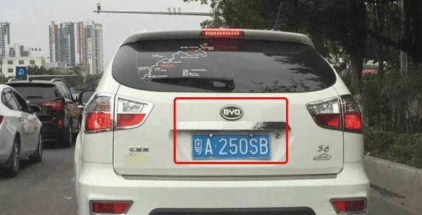 当奔驰遇到BYD, 这车牌让网友过目不忘, 赶快拍下来