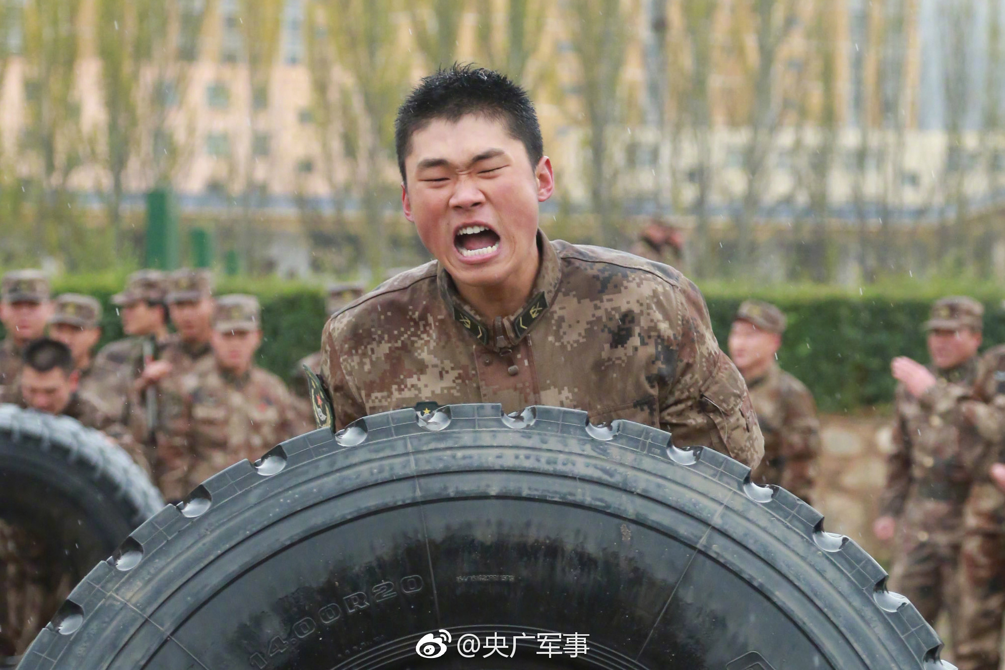 陆军第76集团军某旅举行铁锤子杯首届军事体